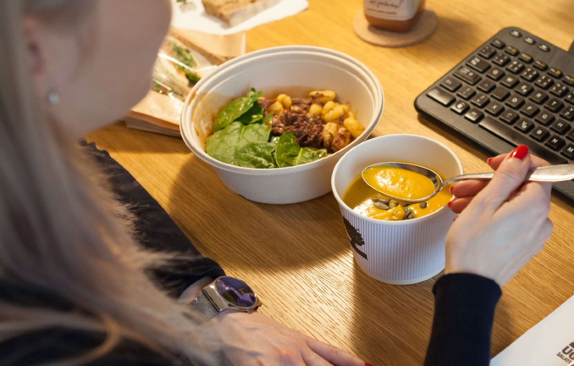 UGO zdrav&eacute; občerstven&iacute; v kancel&aacute;ři - sal&aacute;t a pol&eacute;vka